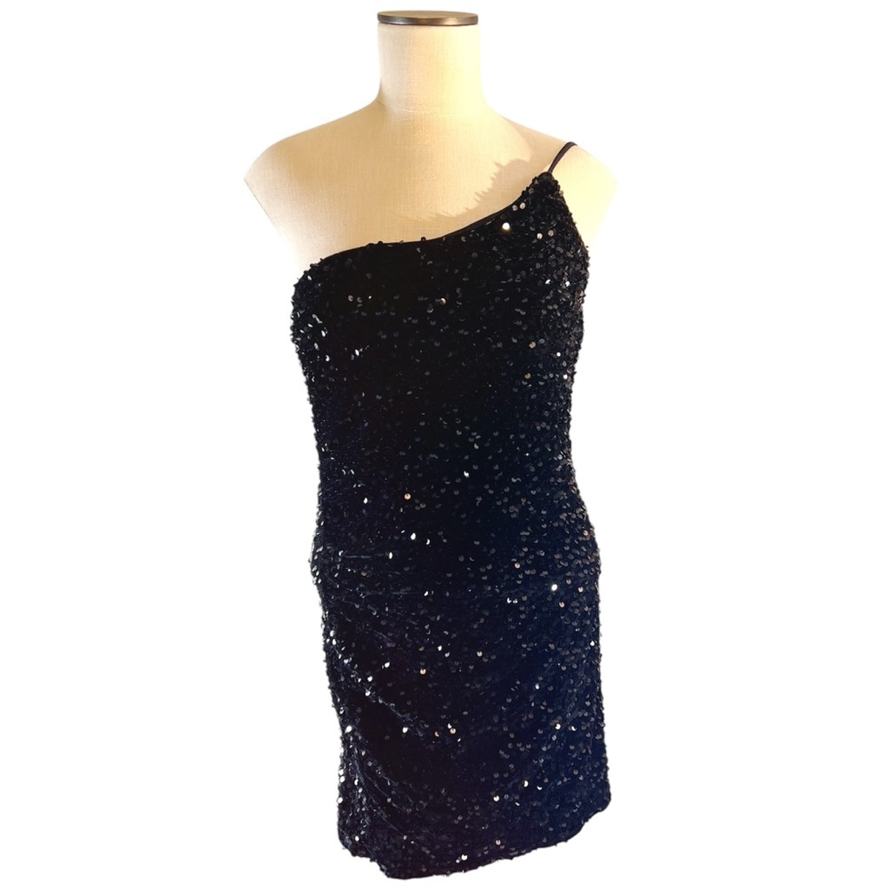 Lucy in the Sky Sequin Stretch Velvet One Shoulder Dress in Black Size M…
